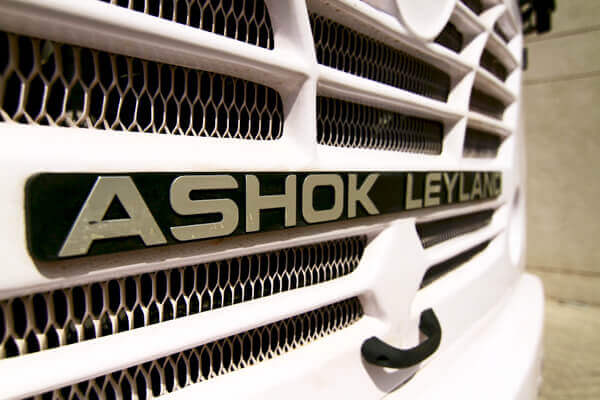 Ashok Leyland Falcon مصفحة مع شعار خارجي