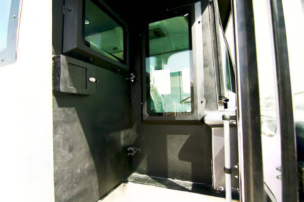 Ashok Leyland Falcon مصفحة مع نافذة مدرعة
