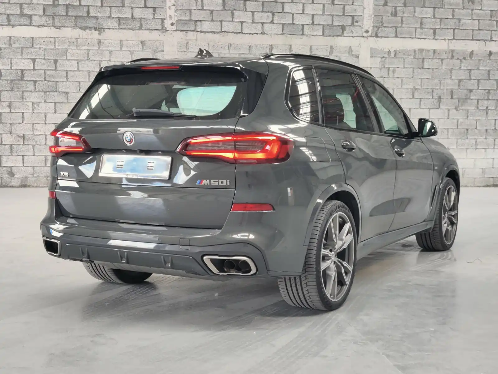 BMW X5 M50i رمادية مصفحة من الخلف بزاوية يمين