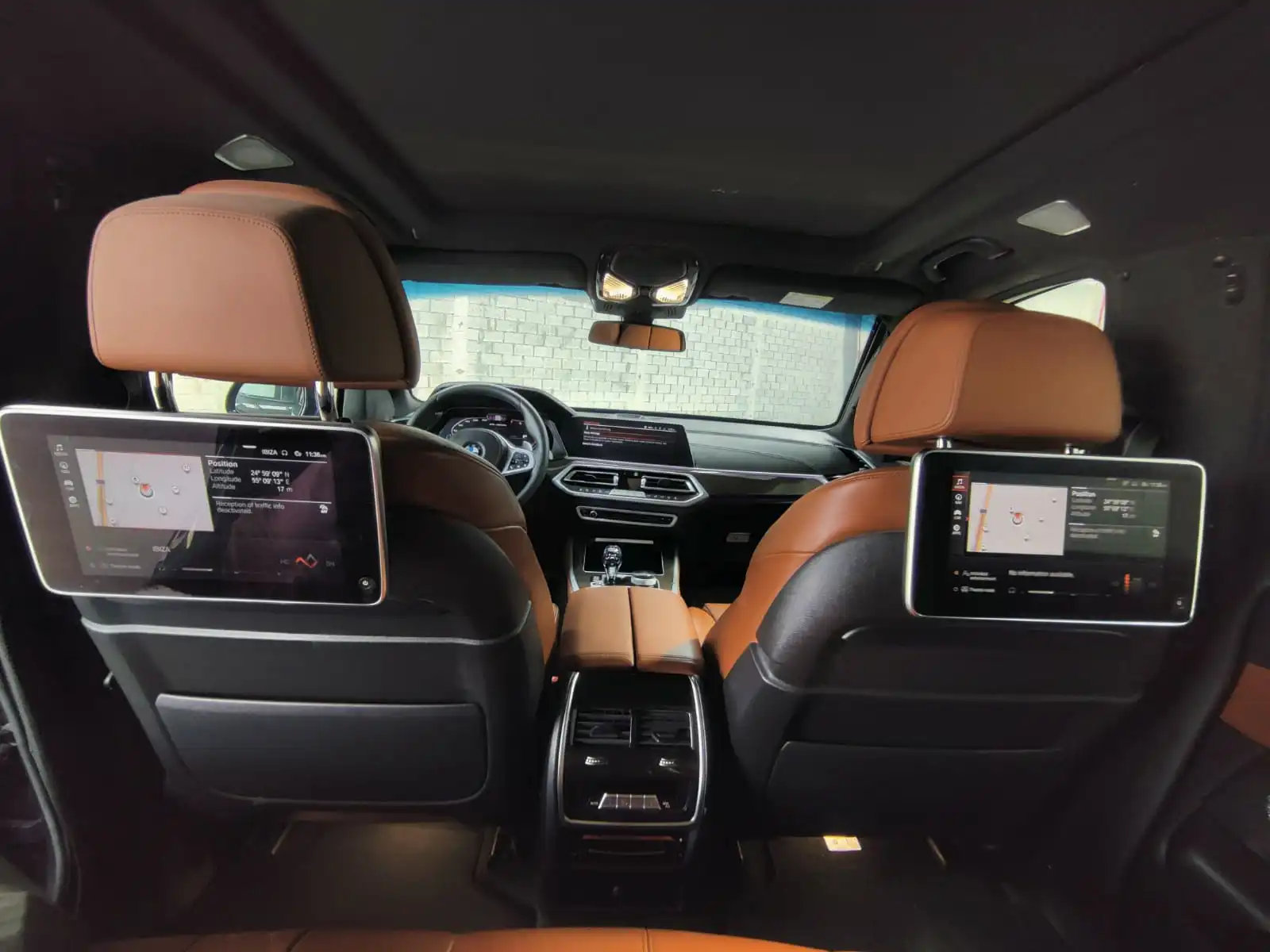 BMW X5 M50i رمادية مصفحة مع شاشات المقاعد الخلفية