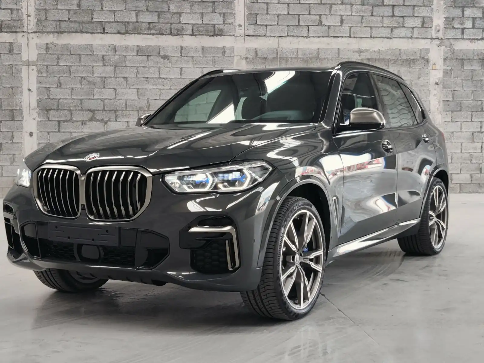BMW X5 M50i رمادية مصفحة من الأمام بزاوية يمين