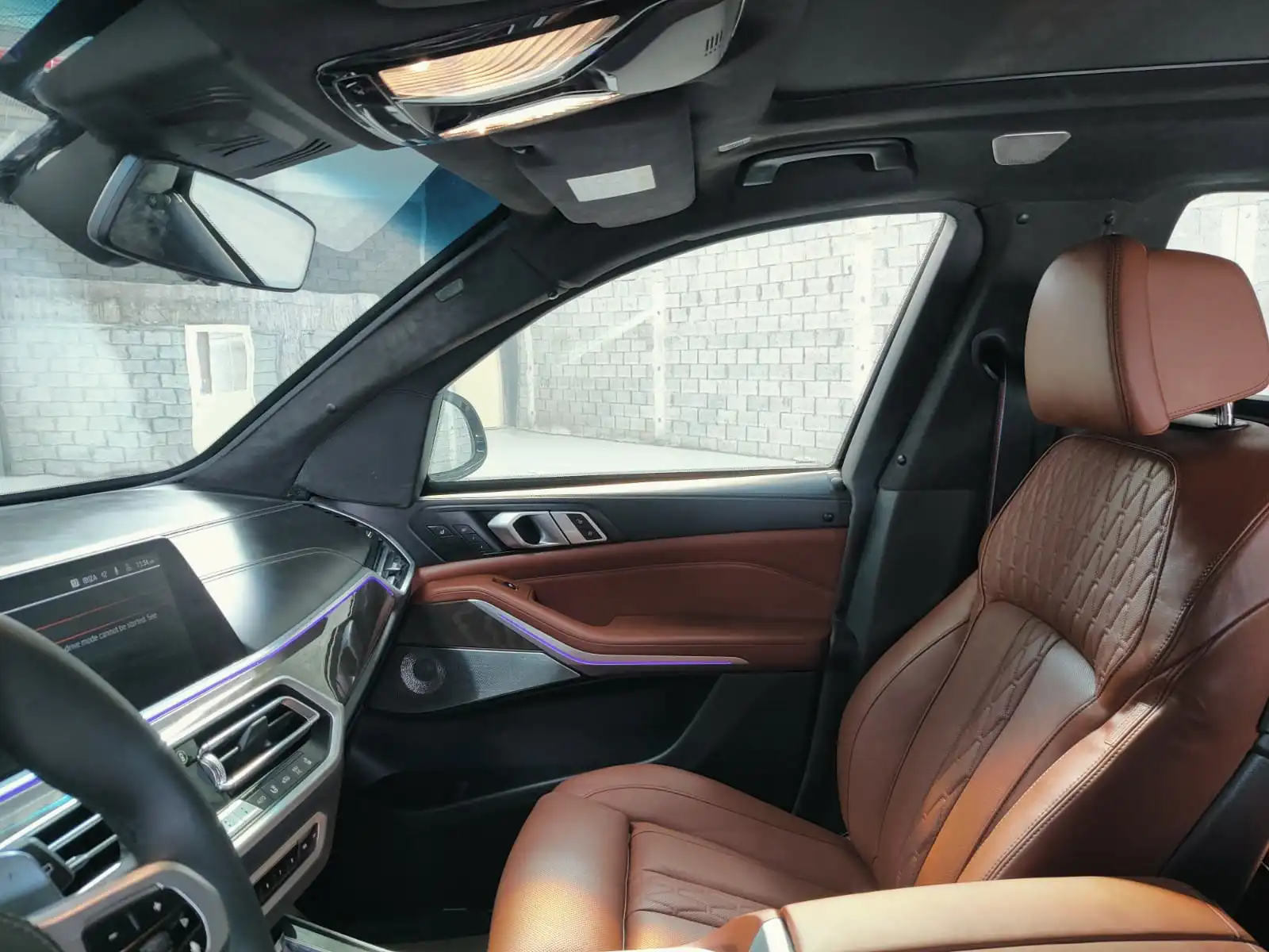 BMW X5 M50i رمادية مصفحة مع مقعد الراكب