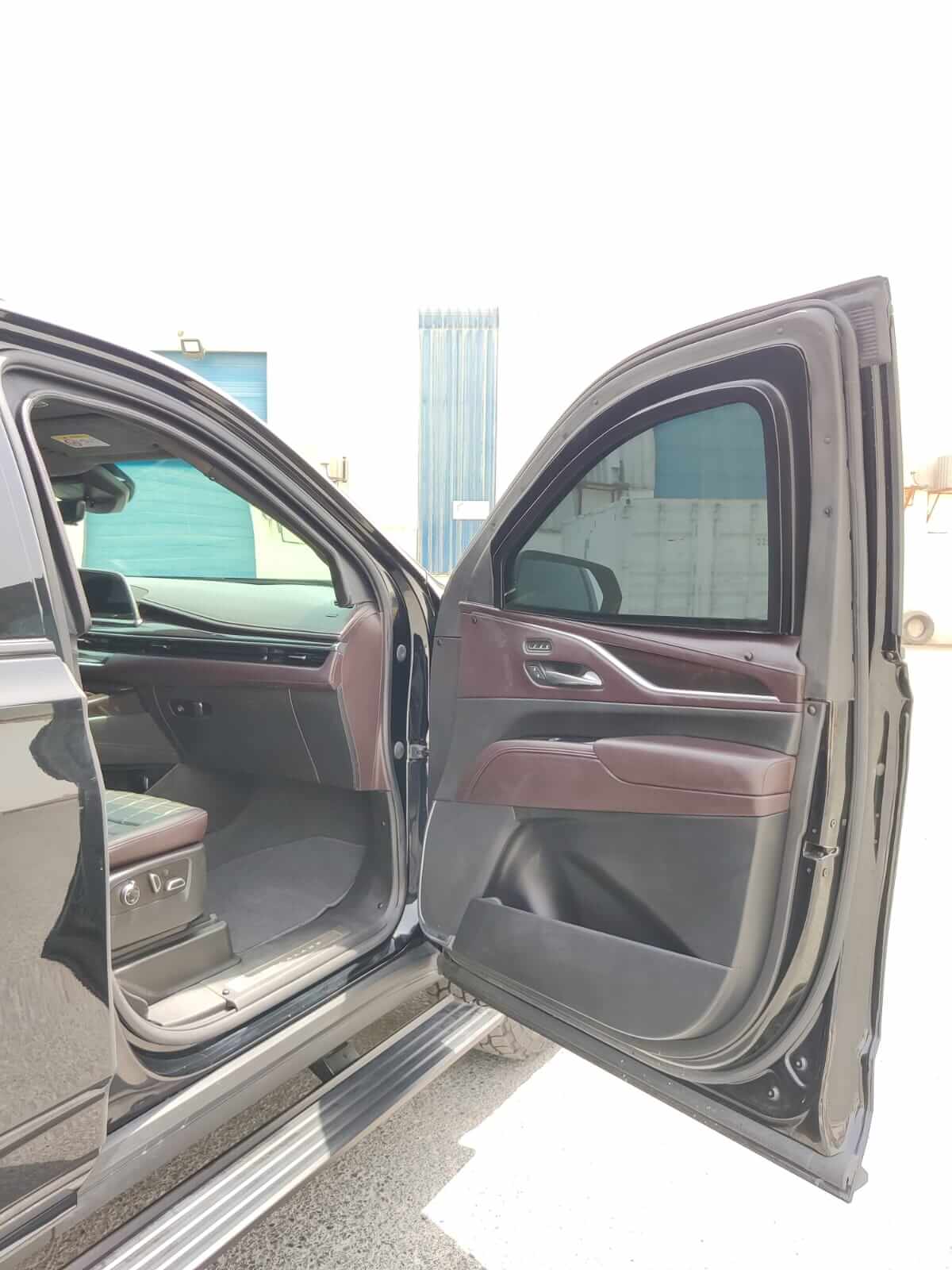 Cadillac Escalade blindé - vue avant, côté gauche, porte ouverte