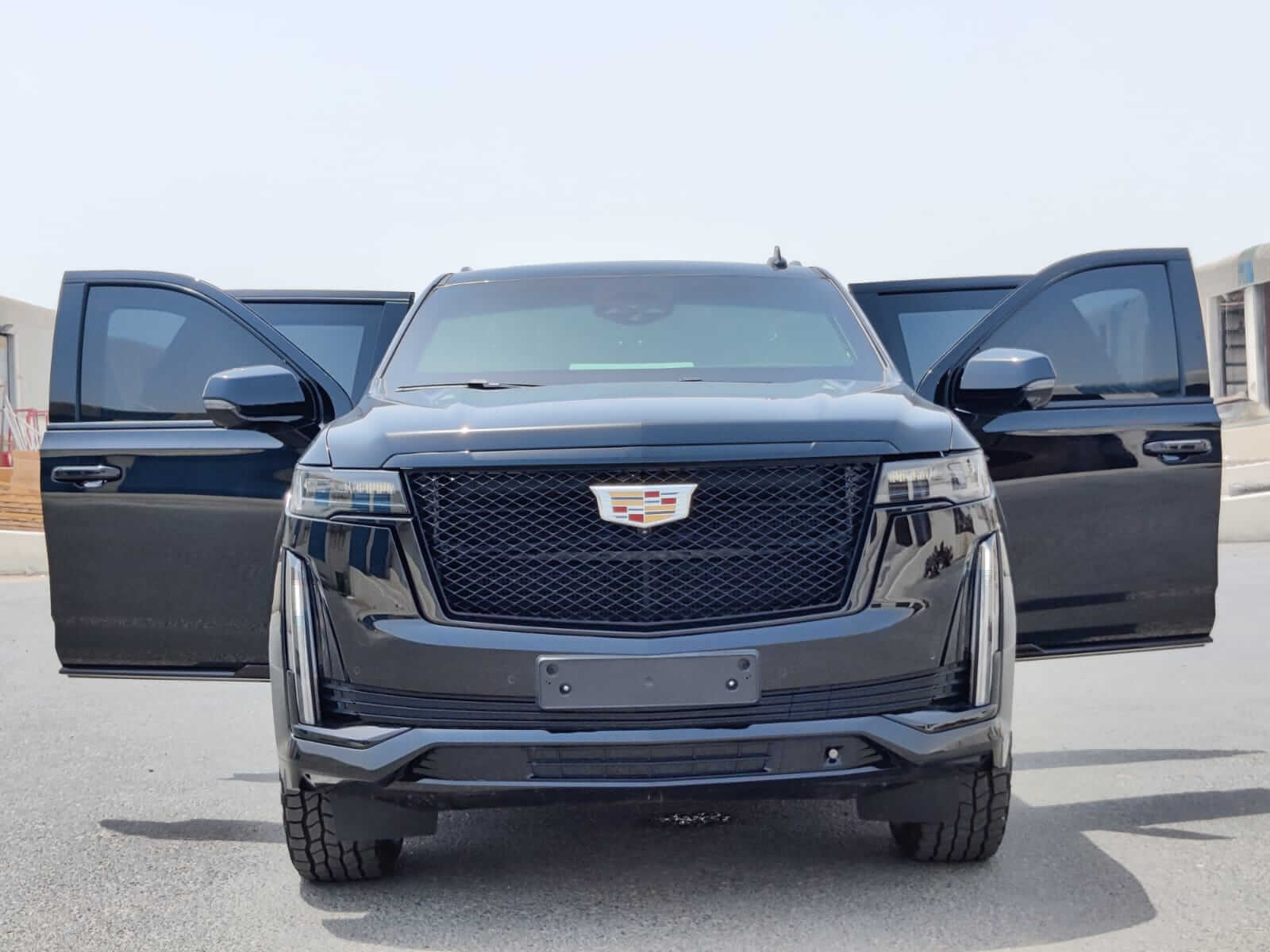Cadillac Escalade blindé - vue avant, porte ouverte