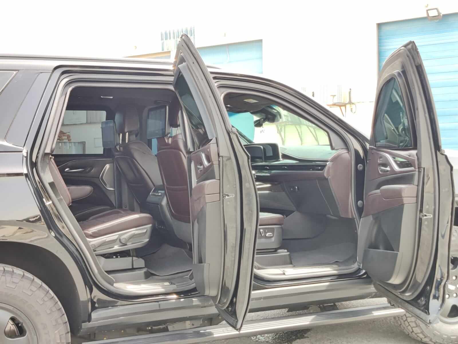 Cadillac Escalade blindé - profil latéral, côté droit, porte ouverte 4