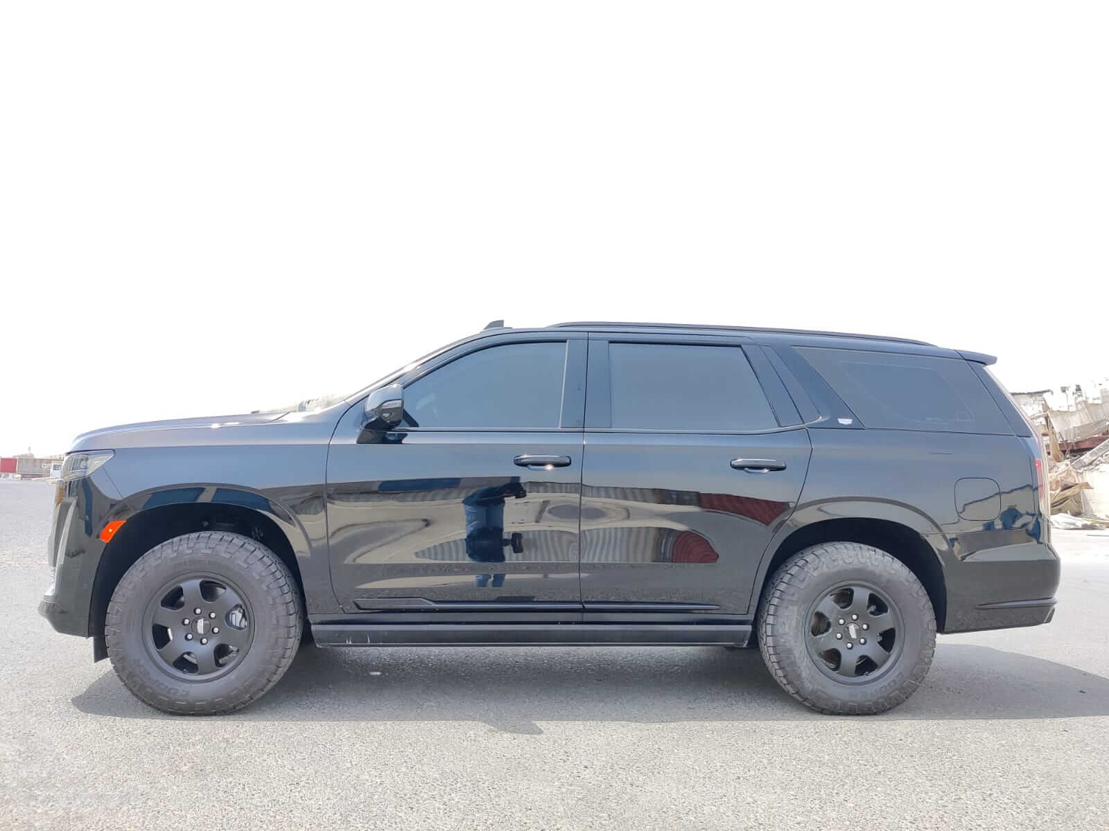 Cadillac Escalade blindé - profil latéral, côté droit, vitrage balistique