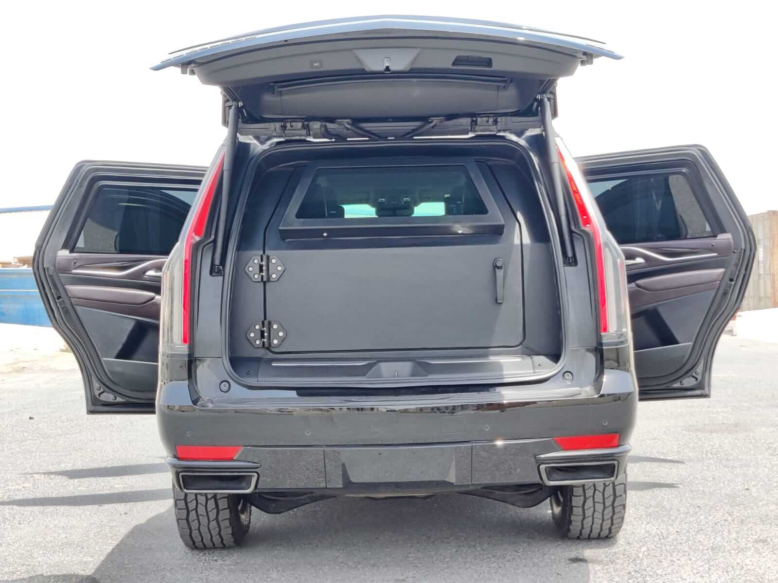 Cadillac Escalade blindé - porte ouverte, coffre ou compartiment arrière
