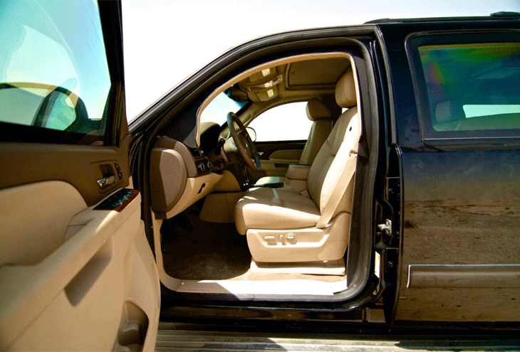 Chevrolet Suburban مصفحة مع باب السائق مفتوح ومساحة واسعة