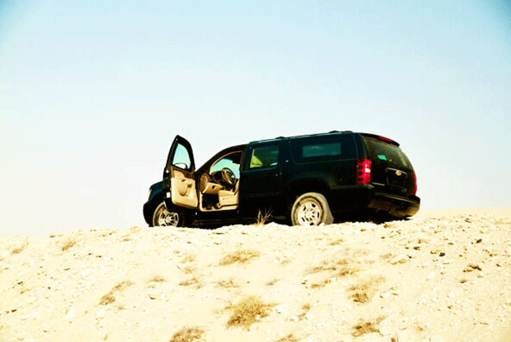 Chevrolet Suburban مصفحة مع باب السائق مفتوح