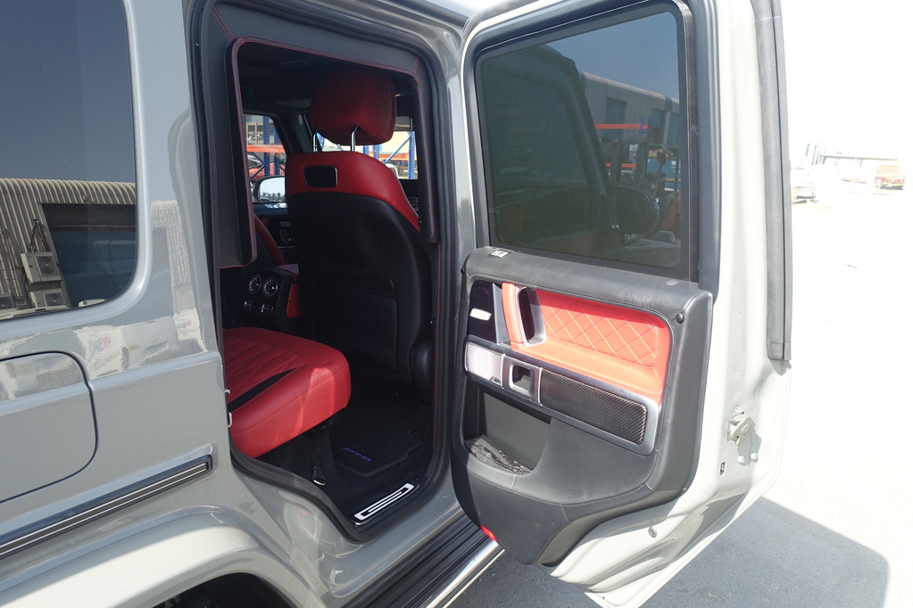 Mercedes-Benz G500 رمادية مصفحة مع تفاصيل حماية الباب