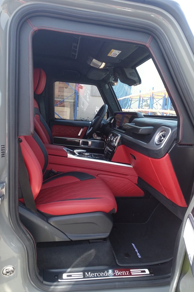 Mercedes-Benz G500 رمادية مصفحة من الداخل بزاوية جانبية