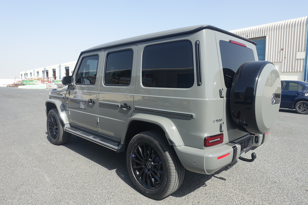 Mercedes-Benz G500 رمادية مصفحة من الأمام مع الإضاءة