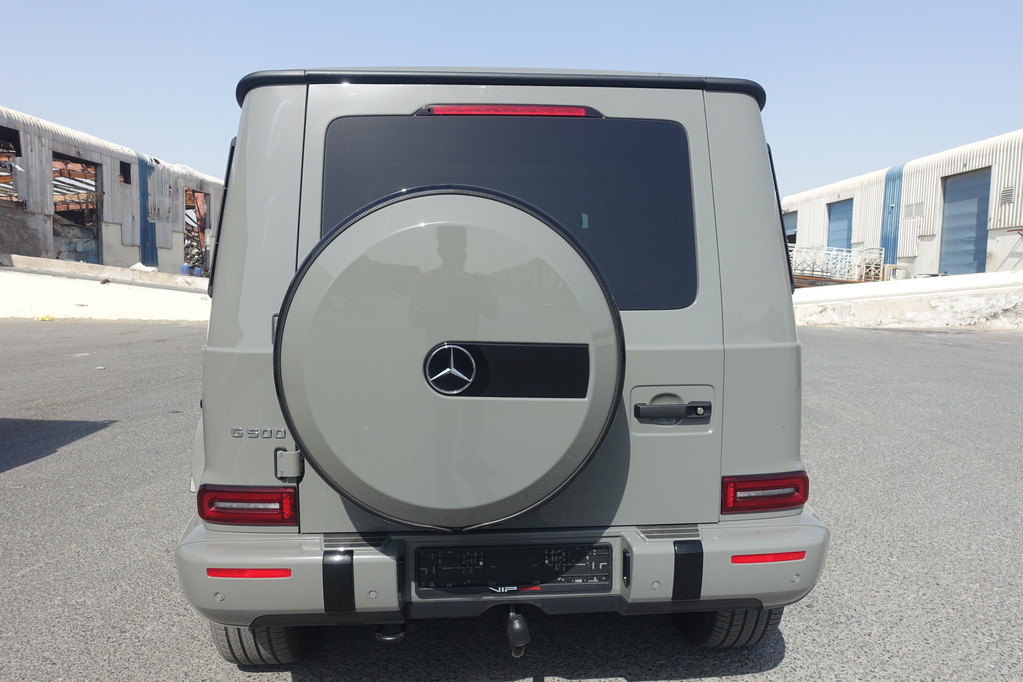 Mercedes-Benz G500 رمادية مصفحة بتفاصيل الشبك الأمامي