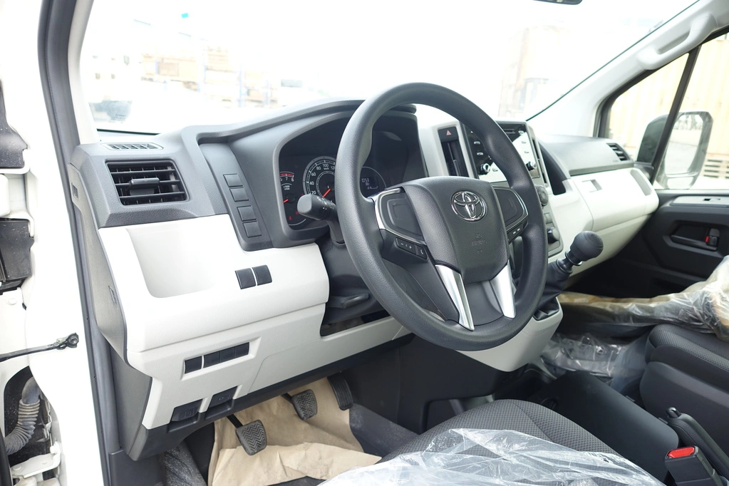 Toyota HiAce 3.5L - White blindé - vue extérieure détaillée 2