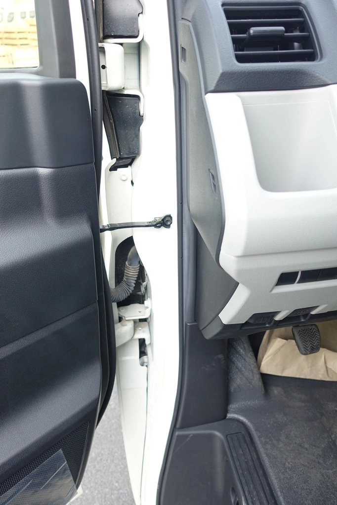 Toyota HiAce 3.5L - White blindé - vue extérieure détaillée 5