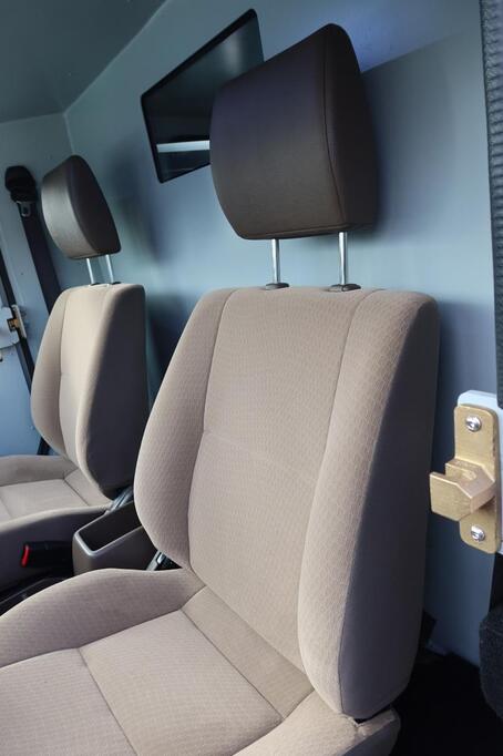 Toyota LC79 - LRPV B6 blindé - vue avant, sièges passagers