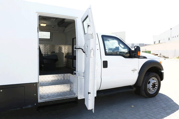 Ford F550 blindé - porte ouverte