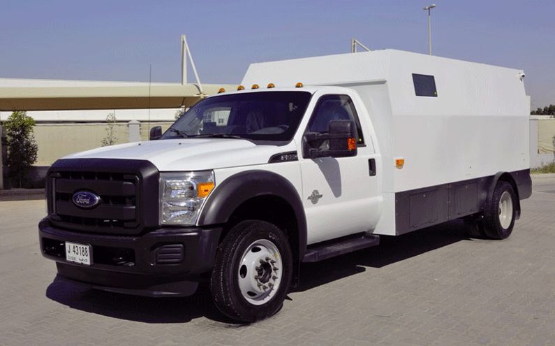 Véhicule blindé de transport de fonds Ford F550, vue extérieure complète en trois-quarts