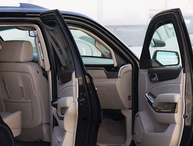 GMC Yukon Denali blindé - sièges passagers, porte ouverte