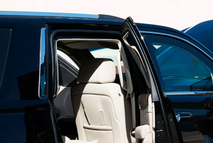 GMC Yukon Denali blindé - profil latéral, côté droit, sièges passagers, porte ouverte