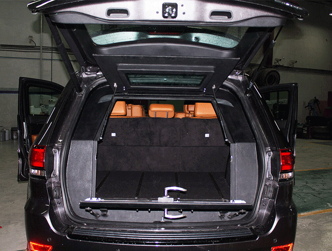 GMC Yukon Denali مصفحة مع الصندوق الخلفي مفتوح