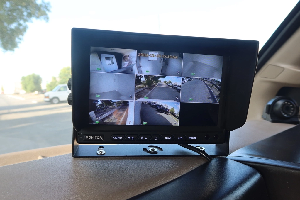 GMC SAVANA 6.7L - WHITE (CIT) - camera screen