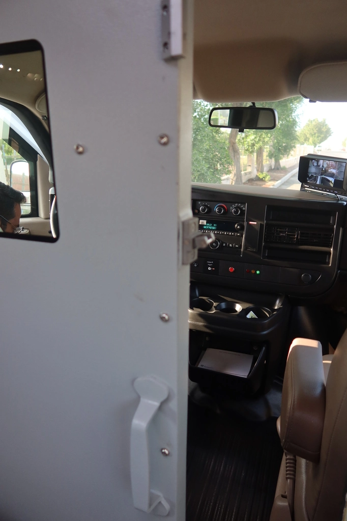 GMC SAVANA 6.7L - WHITE (CIT) - cockpit 2