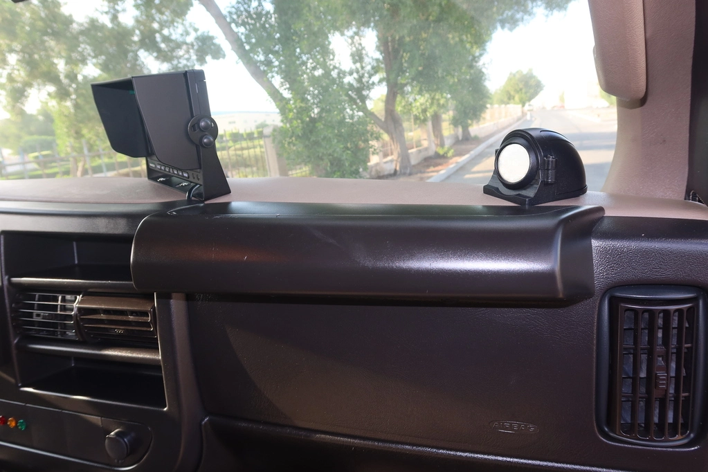 GMC SAVANA 6.7L - WHITE (CIT) - cockpit 3