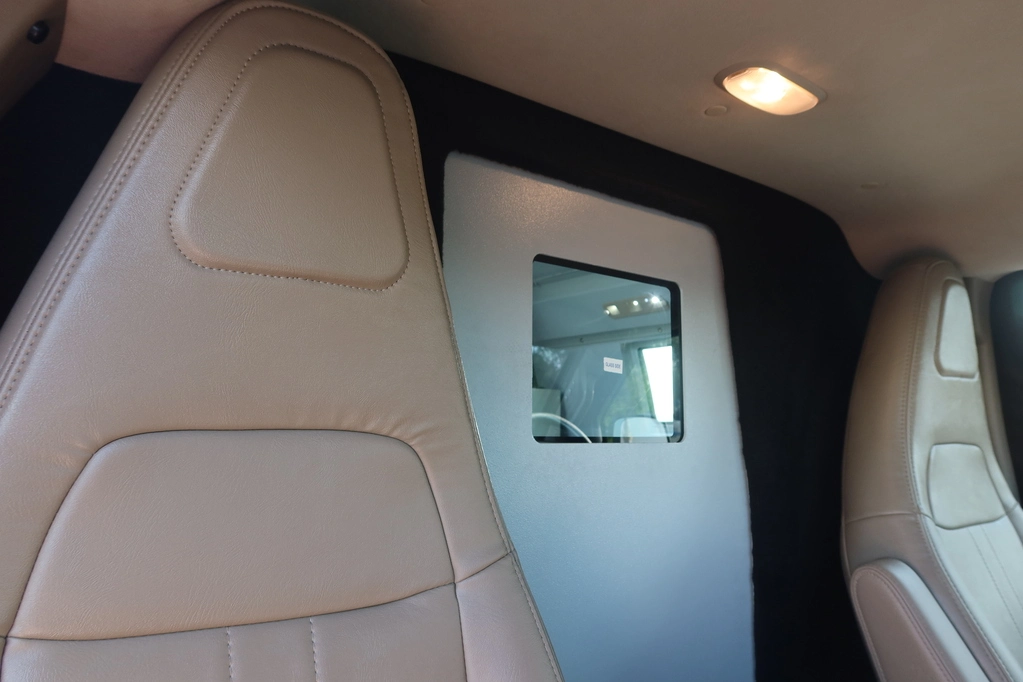GMC SAVANA 6.7L - WHITE (CIT) - cockpit door connecting to the back