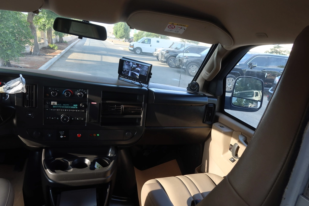 GMC SAVANA 6.7L - WHITE (CIT) - cockpit