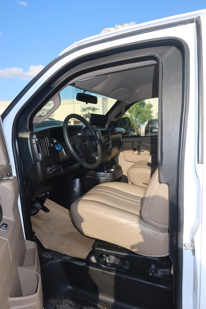 GMC SAVANA 6.7L - WHITE (CIT) - driver side door open