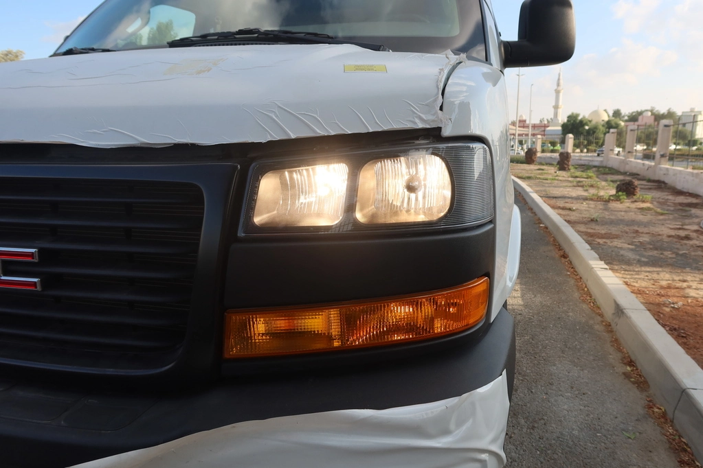 GMC SAVANA 6.7L - WHITE (CIT) - front lights on