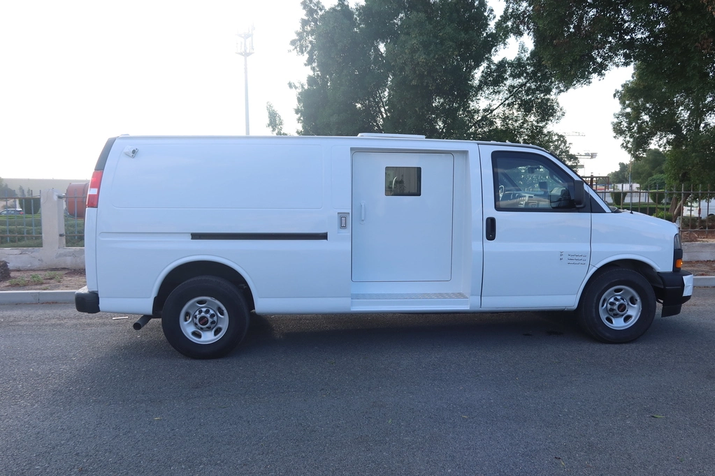 GMC SAVANA 6.7L - WHITE (CIT) - full right side view