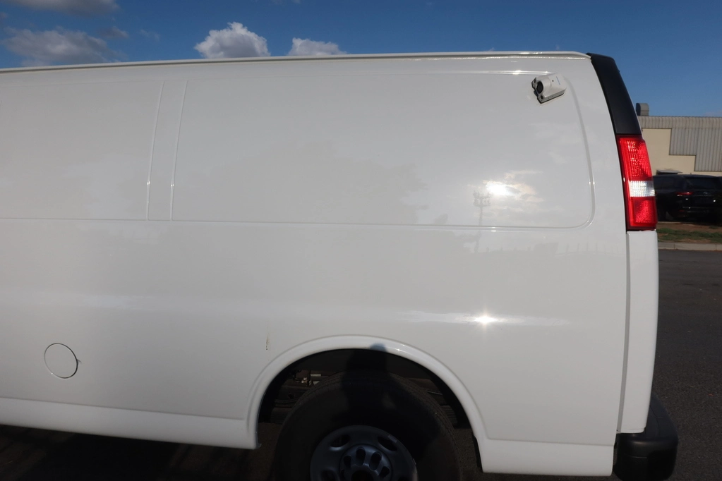 GMC SAVANA 6.7L - WHITE (CIT) - left side door detail and camera
