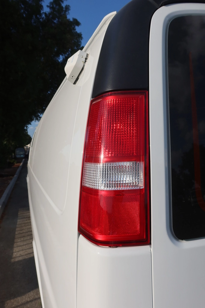 GMC SAVANA 6.7L - WHITE (CIT) - light turned off