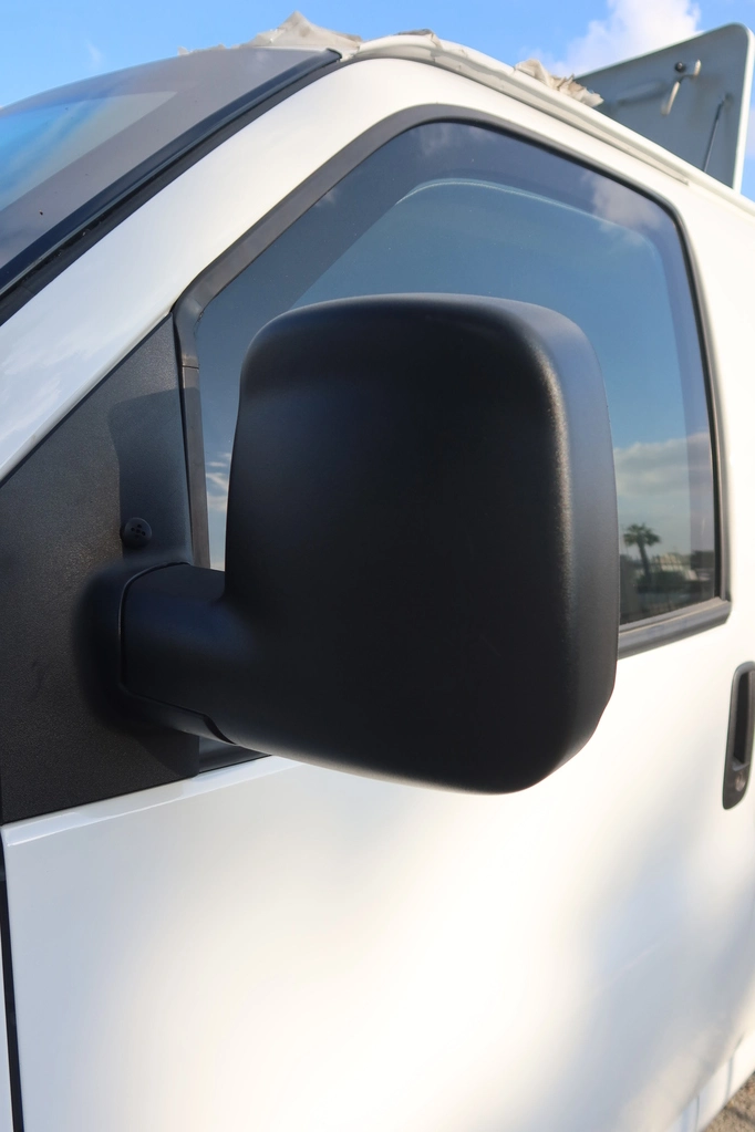 GMC SAVANA 6.7L - WHITE (CIT) - mirror