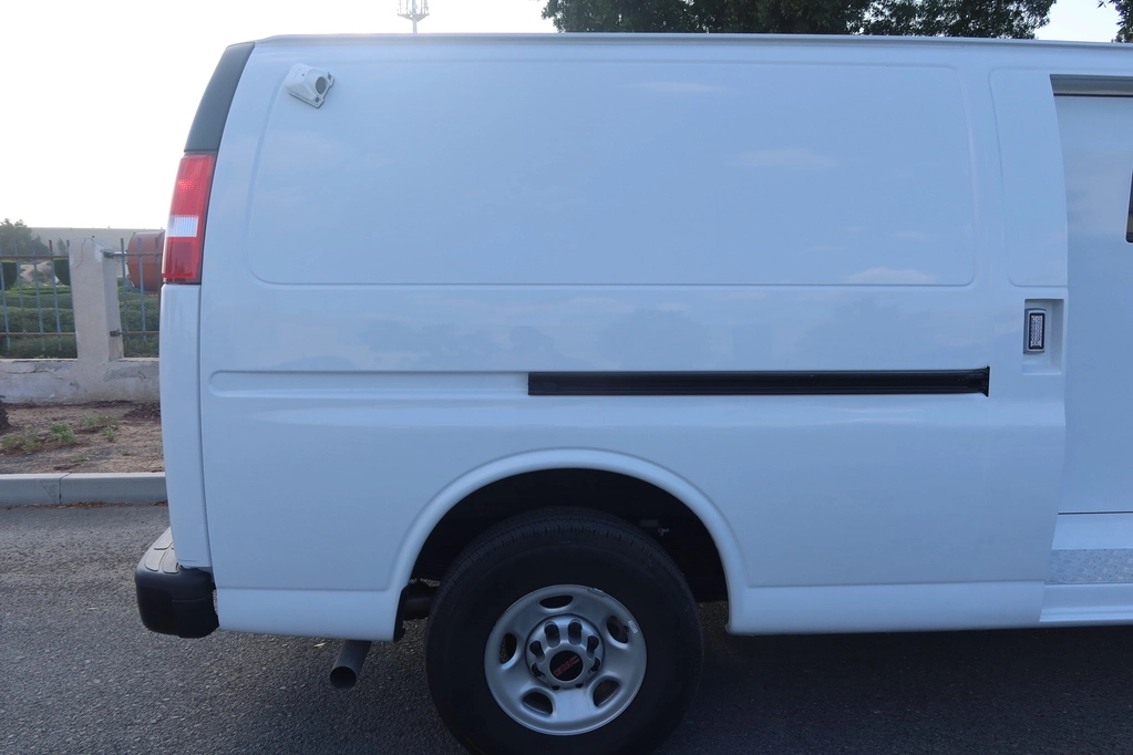 GMC SAVANA 6.7L - WHITE (CIT) - right side door detail
