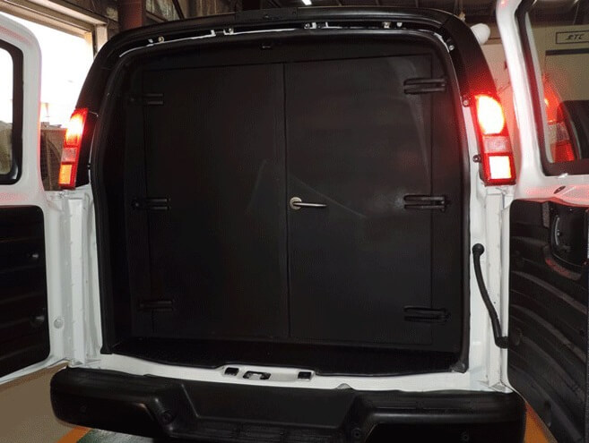 GMC Savana CIT blindé - coffre ou compartiment arrière, détail du blindage, configuration transport de fonds
