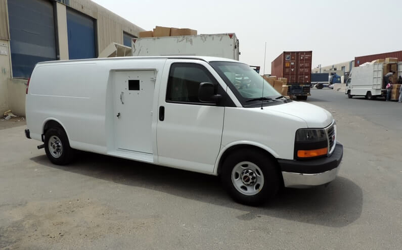 GMC Savana CIT مصفحة من الأمام بزاوية يمين نهارية