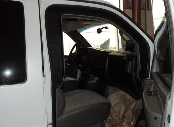 GMC Savana CIT مصفحة مع باب الراكب مفتوح