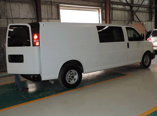 GMC Savana CIT مصفحة من اليمين مع الصندوق مفتوح