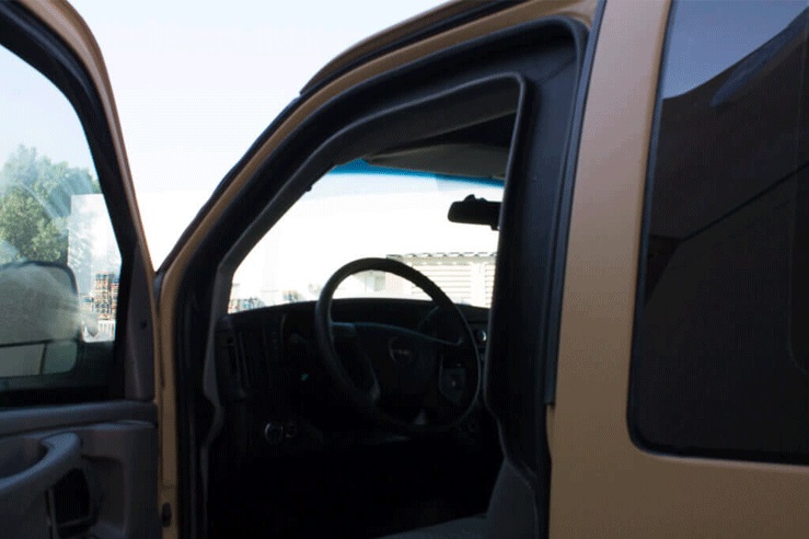 GMC Savana مصفحة مع باب السائق مفتوح