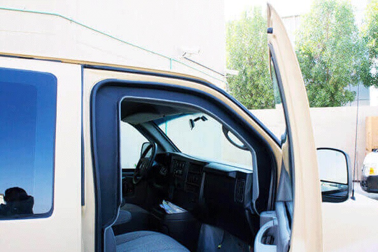 GMC Savana blindé - sièges passagers, porte ouverte
