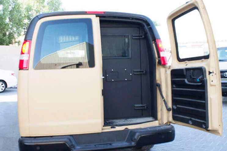 GMC Savana مصفحة مع الصندوق الخلفي مفتوح
