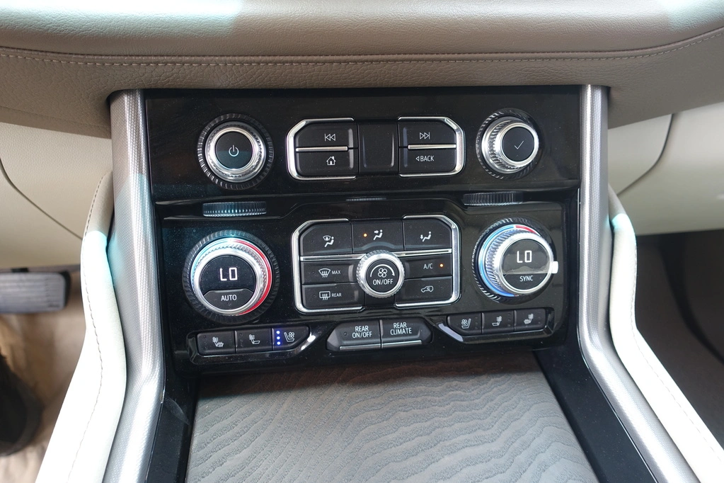 GMC Yukon Denali سوداء مصفحة مع أزرار التكييف