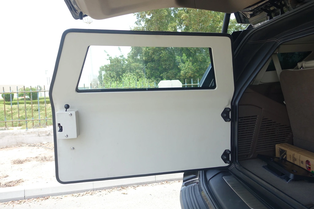 GMC Yukon Denali blindé - porte ouverte, coffre ou compartiment arrière, détail du blindage