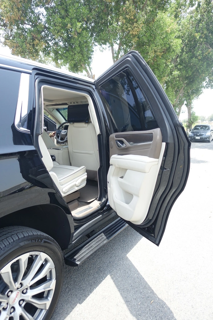 GMC Yukon Denali blindé - vue arrière, côté droit, sièges passagers, porte ouverte