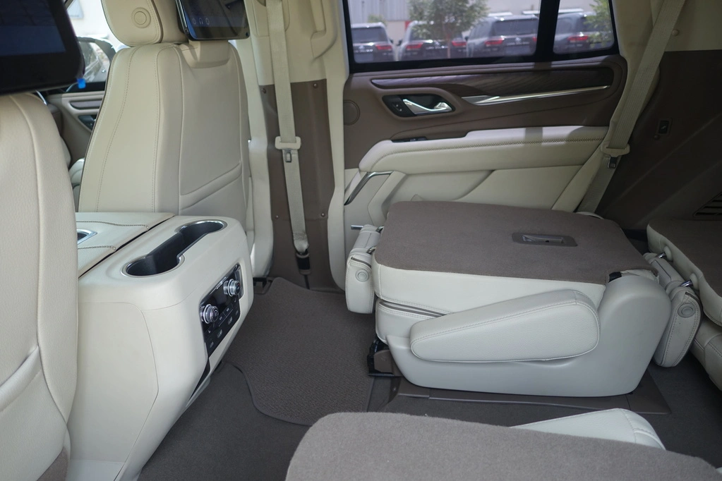 GMC Yukon Denali سوداء مصفحة مع مقعد خلفي مطوي