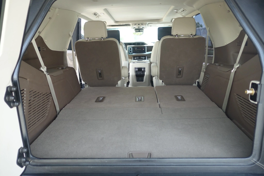 GMC Yukon Denali blindé - vue arrière, sièges passagers 12