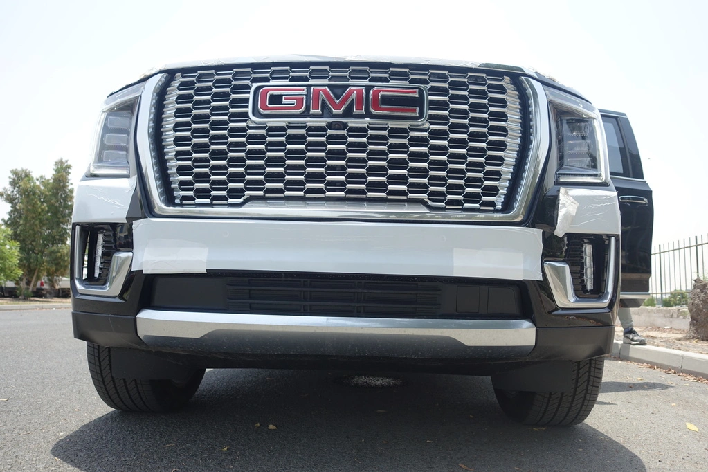 GMC YUKON DENALI 6.2L - BLACK - front grill